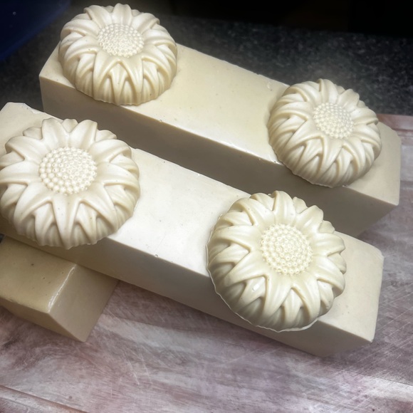 Skincare come with a bar of soap - Picture 8 of 8